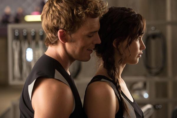 Bild 1 von 22: Noch ahnt Katniss (Jennifer Lawrence, r.) nicht, dass Finnick (Sam Claflin, l.) einen außergewöhnlichen Plan verfolgt ...