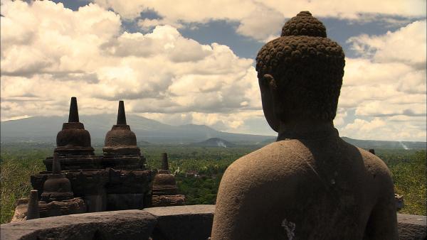 Bild 1 von 11: Mitten im indonesischen Dschungel findet sich die vielleicht längste Bildergeschichte der Welt - an der größten buddhistischen Tempelanlage der Welt in Borobodur. Über fast fünf Kilometer erstrecken sich die Reliefs an den Tempelwänden, die Szenen aus den Leben Buddhas und der Erbauer erzählen.