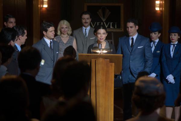 Bild 1 von 6: (v.l.n.r.) Lucas (Daniel Guzmán); Patricia Márquez (Miriam Giovanelli); Sara (Juana Acosta); Alberto Márquez (Miguel Ãngel Silvestre)