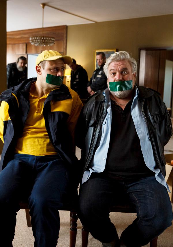 Bild 1 von 23: im ERSTEN.  Vorne die Guten, hinten die Gangster: Dorfsheriff Koops (Aljoscha Stadelmann, re.) und Postbote Heiner (Moritz Führmann) in der Klemme.