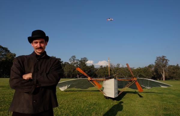 Bild 1 von 11: Spielszene: Gustav Weißkopf (Darsteller unbekannt) auf dem Flugfeld.