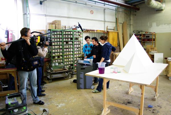 Bild 1 von 12: Geometrie begreifen: Geometrische Körper werden in der Schreinerei selbst hergestellt, hier Pyramiden als Dekoelemente für eine Party. Das Team berechnet das Volumen und die Füllmenge mit Sand, damit die Pyramiden nicht verrutschen.
