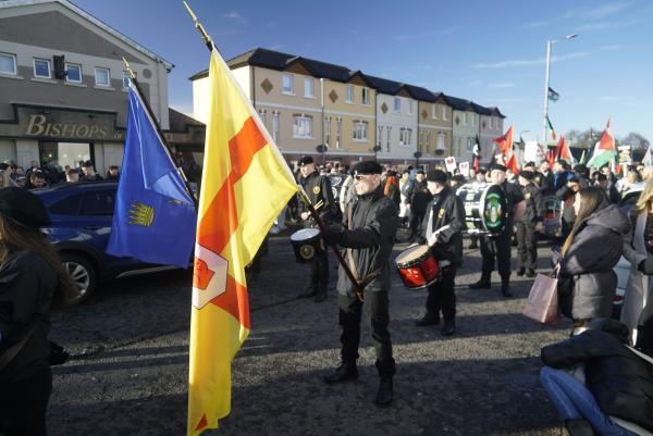 Bild 1 von 2: Bei der jährlichen Bloody-Sunday-Commemoration gedenken nordirische Republikaner in der Stadt Derry der Opfer von 1972.