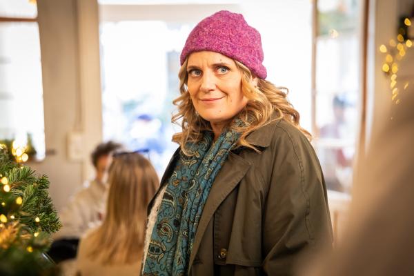 Bild 1 von 6: Babs (Ruth Beeckmans) ist froh, dass ihr Sohn Elias seine Berufung gefunden hat - auch wenn es nichts mit dem Medizinstudium geworden ist.