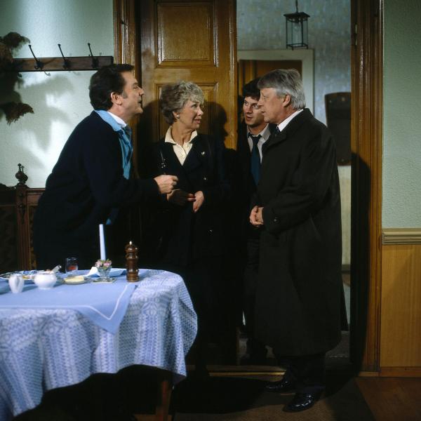 Bild 1 von 2: Große Überraschung am Morgen ihrer Silberhochzeit: Hannelore (Maria Sebaldt, 2.v.l.) und Eberhard (Stefan Orlac, r.) haben sich in einer kleinen Pension in Schleswig-Holstein eingemietet, um diesen Tag in aller Ruhe zu begehen. Doch Freunde, Bekannte und Verwandte haben ein Fest organisiert. Rüdiger (Jochen Schroeder, 2.v.r.) drängt zum Aufbruch. Auch Tenstaag, Eberhard's Chef (Gerhard Friedrich, l.) hat sich zum Gratulieren eingefunden.