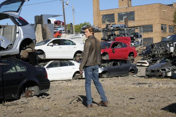Bild 1 von 26: MacGyver (Lucas Till) in Alarmbereitschaft: Dieses Mal ist er selbst das Opfer eines gefährlichen Auftragskillers und sein Leben ist ernsthaft in Gefahr ...