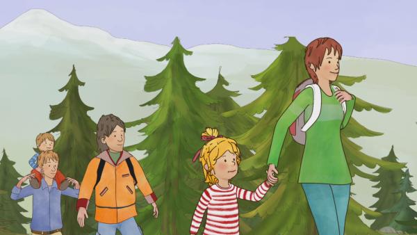 Bild 1 von 4: Conni wandert mit ihrer Familie in den Bergen.