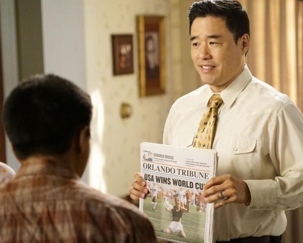 Bild 1 von 11: Louis (Randall Park)