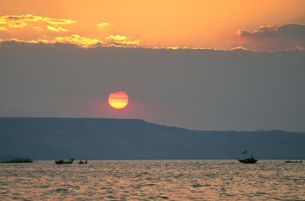 Bild 1 von 6: Kurz vor Sonnenaufgang auf dem Tanganjikasee: Tagtäglich sind die Fischer mit ihren Booten auf dem See und versuchen, genug Fisch für ihre Familien zu fangen.