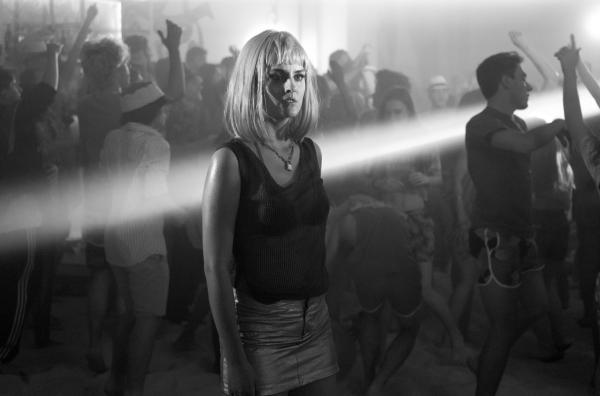 Bild 1 von 4: Auf einer Feier mit Kommilitonen merkt Nora (Noémie Merlant), dass man sie mit einer anderen Frau verwechselt.