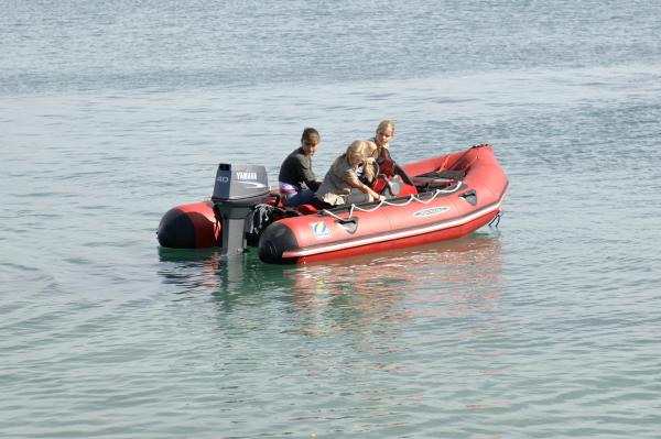 Bild 1 von 6: Cleo (Phoebe Tonkin, li.), Emma (Claire Holt, Mitte) und Rikki (Cariba Heine, re.) sind mit dem Boot auf dem offenen Meer unterwegs als das Benzin ausgeht.