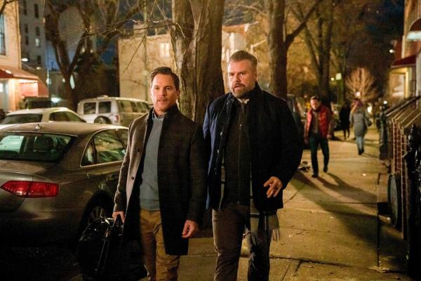 Bild 1 von 15: Im Bild (v.li.): Mike Doyle (Martin McIntyre), Tyler Labine (Dr. Iggy Frome).