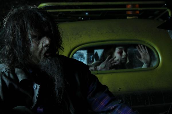 Bild 1 von 10: Dumm gelaufen: Kaum wähnt sich Lita (Roxanne McKee, r.) in Sicherheit, da muss sie erkennen, dass es in der Nähe von Kannibalen (George Karlukovski, l.) nicht ratsam ist, per Anhalter zu reisen ...