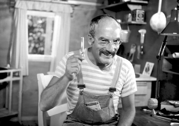 Bild 1 von 1: Peter Lustig experimentiert mit unterschiedlichen Klangquellen.