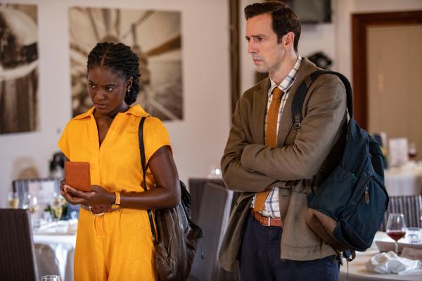 Bild 1 von 3: Naomi Thomas (Shantol Jackson) und DI Neville Parker (Ralf Little) eilen zum Yacht-Club, wo Commissioner Selwyn Pattersons Feier in einer Tragödie endete. Jetzt gilt es, die verbliebenen Gäste zu befragen.