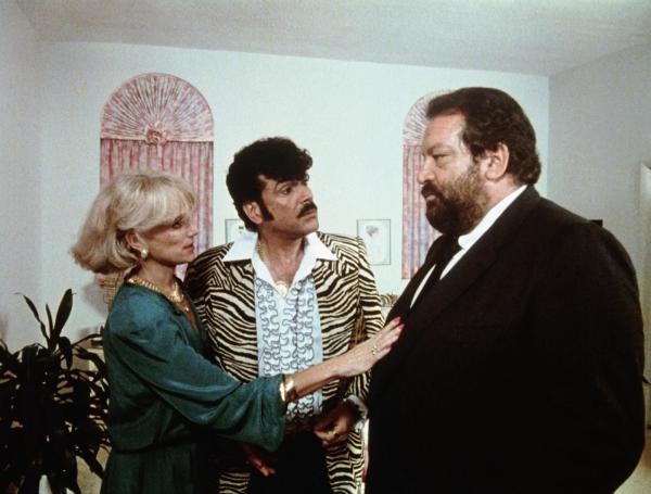 Bild 1 von 6: Signora Haig (Christina Trotter, l.) bittet Parker (Bud Spencer, r.), den Ganoven Tony (Tomas Milian, M.) zu verschonen ...
