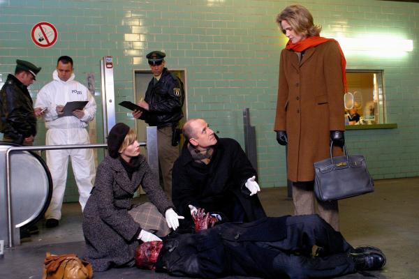 Bild 1 von 10: Bankerin Gescha Siewers (Karoline Eichhorn, r.) wird im Beisein von Dr. Robert Kolmaar (Ulrich Mühe, 2.v.r.) und Dr. Judith Sommer (Gesine Cukrowski, l.) mit dem toten Bankkollegen Dr. Karl Nedde (Sven Lehmann, liegend) konfrontiert.