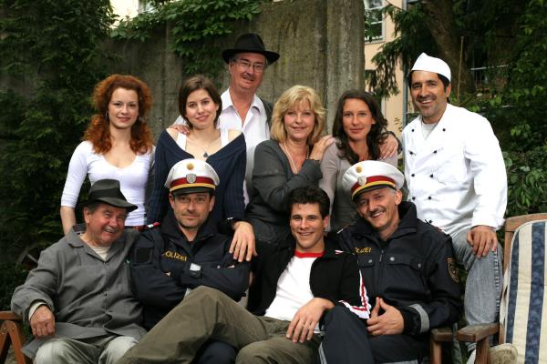 Bild 1 von 3: (v.li.): Ernst Konarek (Otto Schratt), Lilian Naumann (Myriam), Andreas Steppan (Gustl Horowitz), Nora Heschl (Judith Schnabel), Gerhard Zemann (Zirmgiebel), Elfi Eschke (Sarah Horrowitz), Philip Leenders (James Horrowitz), Maria Köstlinger (Anna Schnabel), Manfred Dungl (Traugott Pimpf), Hadyar Zorlu (Seyfi Ülbül).