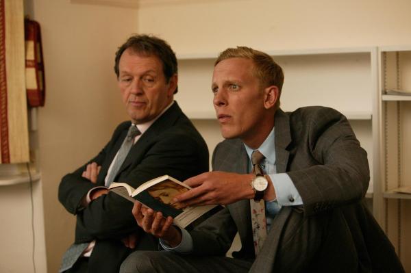 Bild 1 von 15: Im Bild (v.li.): Kevin Whately (Robert Lewis), Laurence Fox (James Hathaway).