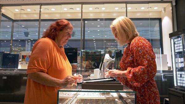 Bild 1 von 1: Carmen (li.) will bei einem Juwelier eine Überraschung für ihren Dieter besorgen..