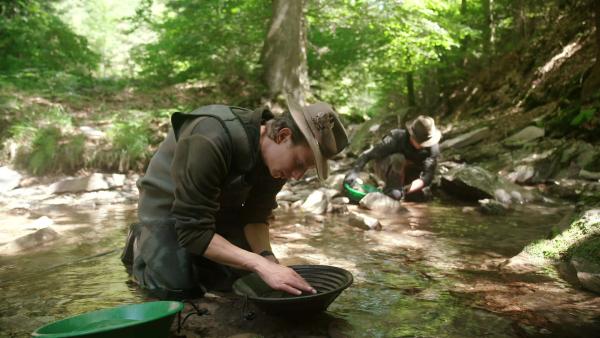 Bild 1 von 2: Die beiden Hobby-Goldschürfer befinden sich auf den Spuren der alten Goldgräber.