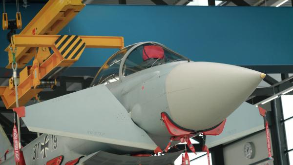Bild 1 von 2: Ein Eurofighter der sich in Manching, Deutschland zur regelmäßigen Wartung befindet.