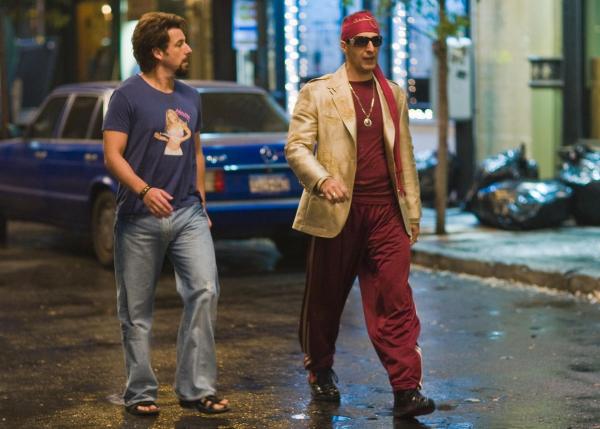 Bild 1 von 19: Um einem rassistischen Immobilienhai das Handwerk legen zu können, müssen die einstigen Feinde, der israelitische Ex-Superagent Zohan (Adam Sandler, l.) und der palästinensische Terrorist Phantom (John Turturro, r.), an einem Strang ziehen. Kein leichtes Unterfangen ...