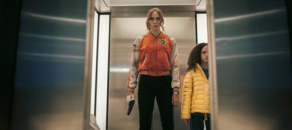 Bild 1 von 6: Sam (Karen Gillan, l.) und Emily (Chloe Coleman, r.)