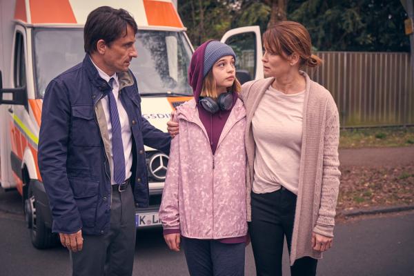 Bild 1 von 22: (v.l.n.r.) Peter (Oliver Mommsen); Lara (Lisa Marie Koroll); Susanne (Anja Kling)