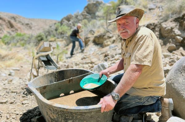 Bild 1 von 5: Erben des Goldrauschs: Bei Virginia City hat Goldgräber Bill Findley einen Claim abgesteckt ? und wäscht nun Goldkörner aus der felsigen Erde.