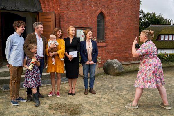 Bild 1 von 15: Von links: Ben (Oscar Brose), Klara (Zora Müller), Jannis (Josef Heynert), Christina (Julia Richter) mit Baby, Ella (Annette Frier) und Katrin (Lina Wendel), werden anlässlich der Taufe von Henni (Gisa Flake, r.) fotografiert.