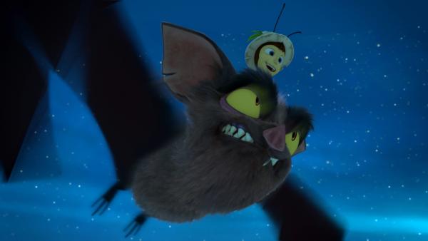 Bild 1 von 2: Gregor Grille hat die Fledermaus im Griff, die während Mickis Mutprobe aufgewacht ist.