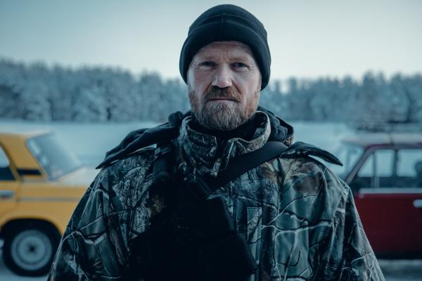 Bild 1 von 2: Jens Matthesen (Joi Johannsson) leitet den Suchtrupp, der Lazar Cevikovic aufspüren soll.