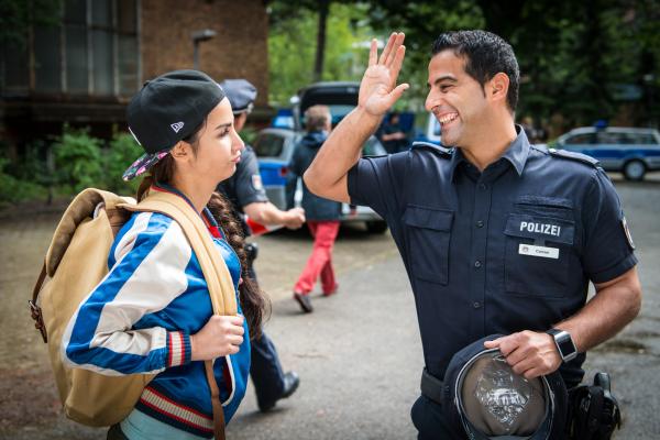 Bild 1 von 13: Tarik (Serhat Cokgezen) hat den Mund mal wieder zu voll genommen. Eigentlich hatte er seiner Schwester Kayra (Sila Sahin) versprochen, dass sie mit seiner Hilfe zum Fotografieren in das Haus kann, das in Kürze gesprengt werden soll. Doch Sperrzone ist Sperrzone, auch für die Schwester eines Polizisten.