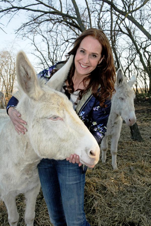 Bild 1 von 2: Maggie Entenfellner mit einem österreichisch-ungarischen Albinoesel
