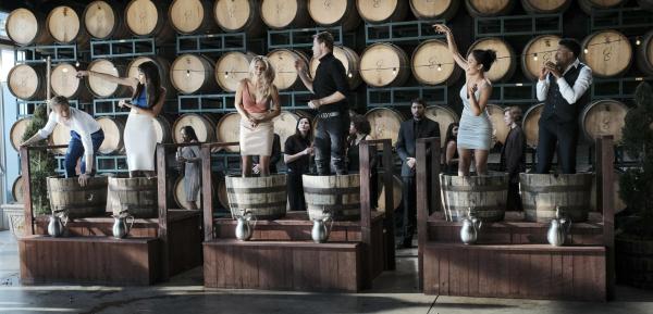 Bild 1 von 12: (v.l.n.r.) Angus MacGyver (Lucas Till); Leanne Martin (Reign Edwards); Jill Morgan (Kate Bond); Omar (Edin Gali); Riley Davis (Tristin Mays); Wilt Bozer (Justin Hires)