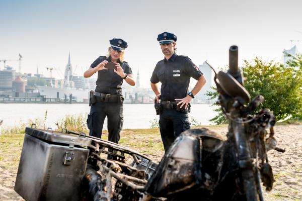 Bild 1 von 8: Melanie (Sanna Englund) und Mattes (Matthias Schloo) haben das verbrannte Motorrad von Georg Ellerbeck gefunden. Irgendjemand scheint sich an dem Fotografen rächen zu wollen.