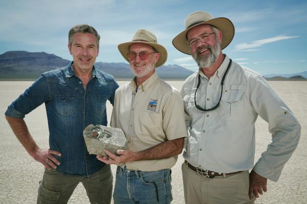 Bild 1 von 6: In Nevada hat Dirk Steffens Jim und Richard Norris getroffen, die das Rätsel der wandernden Steine gelöst haben.