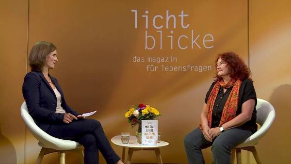 Bild 1 von 3: Moderatorin Juliane Langer im Gespraech mit Karin Lackus (v.l.)