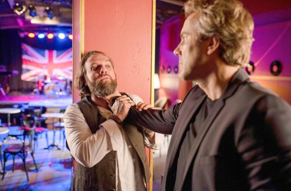 Bild 1 von 9: Im Bild: Der Musikmanager Tobias Brink (Stefan Rudolf, r.) verlangt vom Barbetreiber Philip Yates (Johannes Kühn, l.), die Finger von seiner Lebensgefährtin zu lassen.