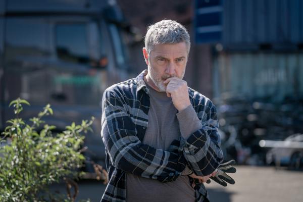 Bild 1 von 4: Auch Ray (Vincent Regan), einem Freund der Familie des Opfers, geht der Verlust nahe. Er versucht, die Familie zu unterstützen, so gut er kann.