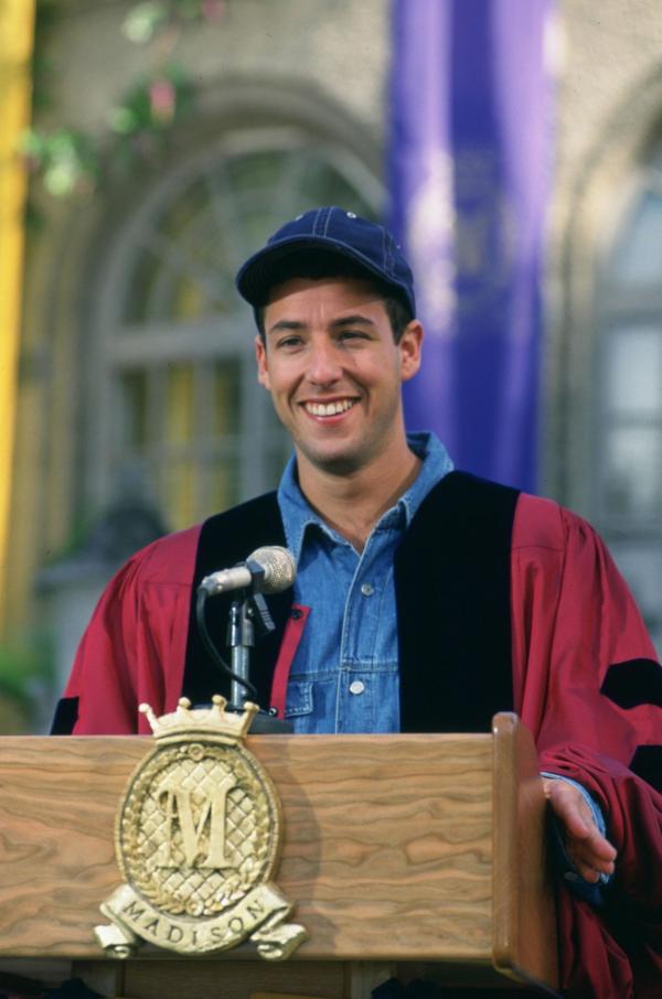 Bild 1 von 18: Weil sein Vater ihn für einen Taugenichts hält und ihn bei der Nachfolge für die Leitung seiner Hotel-Kette übergeht, beschließt der 27-jährige Billy (Adam Sandler), wieder zurück in die Schule zu kehren ...