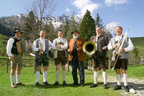 Bild 1 von 15: Im Bild: Sepp Forcher mit der Eisenwurzenmusi.