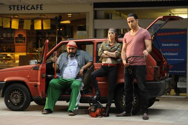 Bild 1 von 10: (v.l.n.r.) Mahmut (Özgür Karadeniz); Jessi (Josefine Preuß); Sammy (Bülent Ceylan)