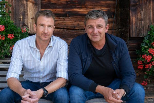 Bild 1 von 1: Gemeinsam durch dick und dünn: Der Bergdoktor Martin (Hans Sigl, r.) und sein Bruder Hans (Heiko Ruprecht, l.).