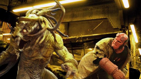 Bild 1 von 9: Hellboy (Ron Perlman, re.) im Kampf gegen das Böse