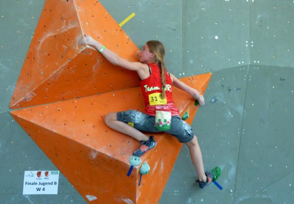 Bild 1 von 4: In ihrer Altersklasse gehört die 15-Jährige zu den stärksten in Deutschland - Hannah Meul. Gerade hat sie sich für ihren nächsten großen Boulder-Wettkampf vorbereitet. \