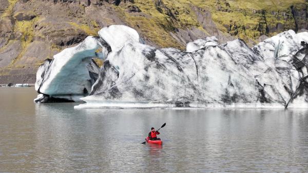 Bild 1 von 14: Wotan Wilke Möhring erkundet einen See, den es vor 20 Jahren noch nicht gab. Der dahinter liegende Gletscher zieht sich immer weiter zurück - sein Schmelzwasser ließ den See entstehen.