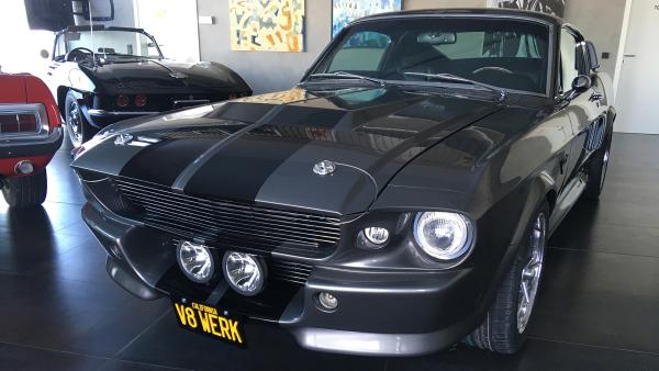 Bild 1 von 3: In Pirna hat sich Christoph Herbrig mit seiner Firma V8 darauf spezialisiert, alten Ford Mustangs ein neues Leben einzuhauchen.