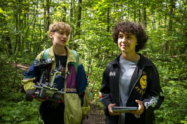 Bild 1 von 5: Mikka (Jona Kirchner, li.) und Tahmina (Janisa Glasow) suchen im Wald nach dem Schatz.